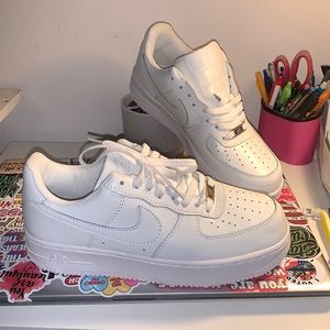 Size (8 men) 9.5 woman’s Air Force one Nike shoes. Never worn
